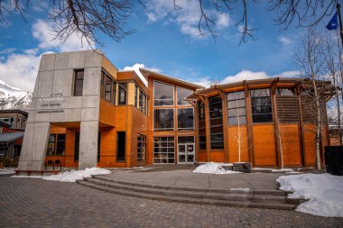 Canmore, Alberta - 4 Nisan 2020: Güzel bir kış gününde Canmore Kent Merkezi 'nin dış cephesi. Canmore Banff Ulusal Parkı 'nın dışında yer almaktadır ve popüler bir turizm merkezidir.. 
