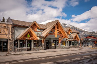 Canmore, Alberta - 4 Nisan 2020: Canmore Alberta dağ kasabasındaki iş görüşmeleri. Canmore Banff Ulusal Parkı 'na yakın popüler bir turizm merkezi..