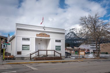 Canmore, Alberta - 4 Nisan 2020: tarihi Canmore Madencilik Salonu manzarası. Canmore önemli bir madencilik topluluğuydu ama şimdi turizme odaklandı.. 