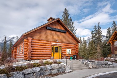 Canmore, Alberta - 4 Nisan 2020: Alberta Kanada 'daki Spring Creek boyunca uzanan tarihi Canmore opera binasının görüntüsü. Canmore Banff Ulusal Parkı 'nın dışında büyük bir turizm merkezi..