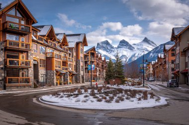 Kış boyunca Canmore Alberta kasabasında lüks evler. Canmore Banff Ulusal Parkı dışında popüler bir tatil köyü..