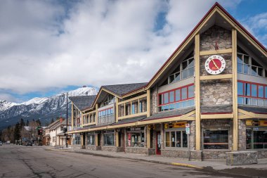 Canmore, Alberta - 4 Nisan 2020: Canmore Alberta dağ kasabasındaki iş görüşmeleri. Canmore Banff Ulusal Parkı 'na yakın popüler bir turizm merkezi..