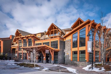 Canmore, Alberta - 4 Nisan 2020: Canmore, Alberta Canada 'daki güzel dağ kasabasında bir otel. Canmore Banff Ulusal Parkı 'nın dışında yer almaktadır.. 