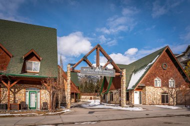 Canmore, Alberta - 4 Nisan 2020: Canmore, Alberta Canada 'daki güzel dağ kasabasında bir otel. Canmore Banff Ulusal Parkı 'nın dışında yer almaktadır.. 