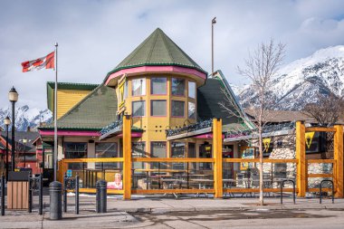 Canmore, Alberta - 4 Nisan 2020: Canmore Alberta dağ kasabasındaki iş görüşmeleri. Canmore Banff Ulusal Parkı 'na yakın popüler bir turizm merkezi..