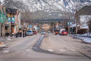 Canmore, Alberta - 4 Nisan 2020: Canmore Alberta dağ kasabasındaki ana caddenin görüntüsü. Canmore Banff Ulusal Parkı 'na yakın popüler bir turizm merkezi..