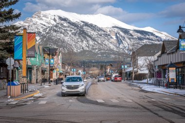Canmore, Alberta - 4 Nisan 2020: Canmore Alberta dağ kasabasındaki ana caddenin görüntüsü. Canmore Banff Ulusal Parkı 'na yakın popüler bir turizm merkezi..
