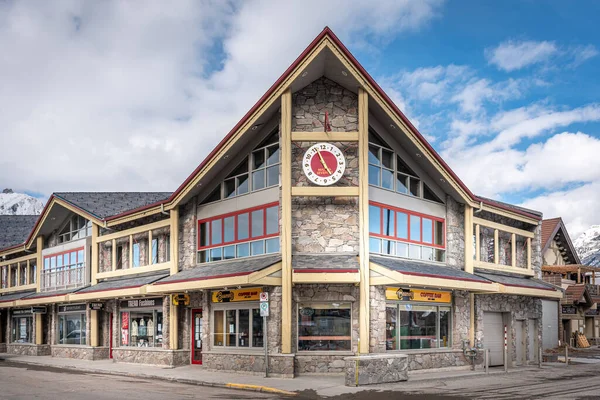 Canmore, Alberta - 4 Nisan 2020: Canmore Alberta dağ kasabasındaki iş görüşmeleri. Canmore Banff Ulusal Parkı 'na yakın popüler bir turizm merkezi..