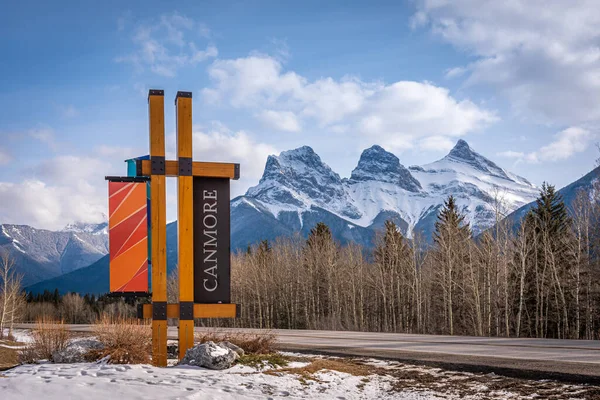 Canmore Alberta Kasabasının Girişinde Kız Kardeş Dağının Arka Planda Olduğu — Stok fotoğraf