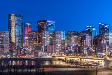 Calgary 'nin güzel gökyüzü manzarası Bow Nehri boyunca gece boyunca.