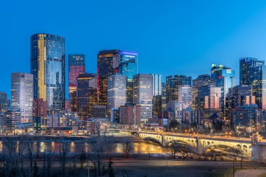 Calgary 'nin güzel gökyüzü manzarası Bow Nehri boyunca gece boyunca.