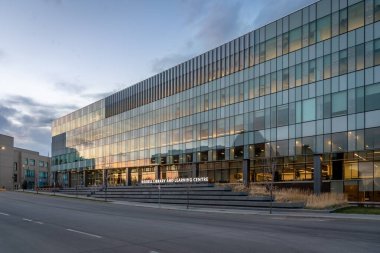 Geceleri Calgary 'deki Mount Royal Üniversitesi kampüsündeki Riddell Kütüphanesi ve Öğrenme Merkezi' nde. MRU Calgary 'nin en büyük üniversitelerinden biri.