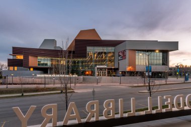 Calgary 'deki Mount Royal Üniversitesi kampüsündeki Taylor Sahne Sanatları Merkezi. MRU Calgary 'nin en büyük üniversitelerinden biri.