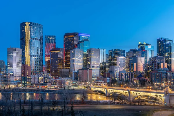 Utsikt Över Calgarys Vackra Skyline Natten Längs Bow River — Stockfoto