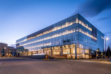 Geceleri Calgary 'deki Mount Royal Üniversitesi kampüsündeki Riddell Kütüphanesi ve Öğrenme Merkezi' nde. MRU Calgary 'nin en büyük üniversitelerinden biri.