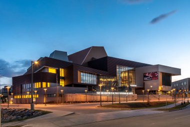 Calgary 'deki Mount Royal Üniversitesi kampüsündeki Taylor Sahne Sanatları Merkezi. MRU Calgary 'nin en büyük üniversitelerinden biri.