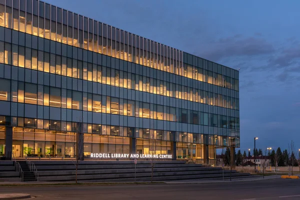 Geceleri Calgary Deki Mount Royal Üniversitesi Kampüsündeki Riddell Kütüphanesi Öğrenme — Stok fotoğraf