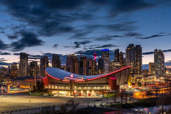 Widok Panoramę Calgary Kopułą Siodła Scotiabank Pierwszym Planie Scotiabank Posiada — Zdjęcie stockowe