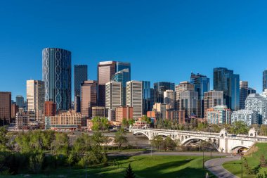 Güzel bir bahar sabahı Calgary 'nin ufuk çizgisi manzarası.