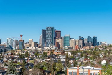 Güzel bir bahar sabahı Calgary 'nin ufuk çizgisi manzarası.