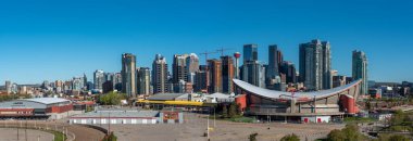 Calgary, Alberta - 24 Mayıs 2020 Calgary 'den Scotiabank Saddledome ve şehir merkezindeki gökyüzü.