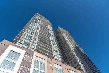 Calgary Alberta şehir merkezindeki apartman kuleleri.
