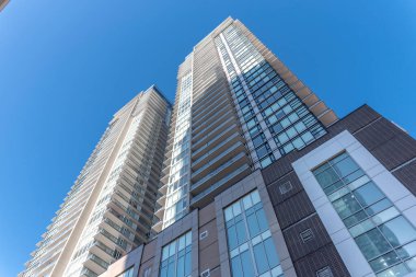 Calgary Alberta şehir merkezindeki apartman kuleleri.