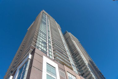 Calgary Alberta şehir merkezindeki apartman kuleleri.