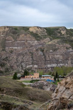 Wayne, Alberta - 18 Mayıs 2020 Wayne Alberta hayalet kasabasındaki tarihi Rosedeer Oteli 'nin görüntüsü. Wayne geçmişte büyük bir kömür madencisiydi ama şimdi sadece birkaç kişiye ev sahipliği yapıyor..