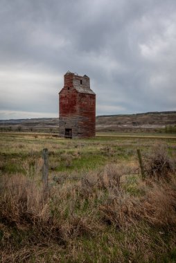 Alberta 'nın çorak topraklarında terk edilmiş eski bir tahıl asansörü..