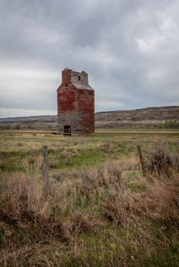 Alberta 'nın çorak topraklarında terk edilmiş eski bir tahıl asansörü..