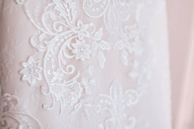 Beyaz düğün elbise yakın çekim