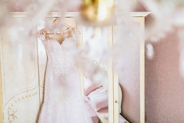 Törenden önce, omuzlarında beyaz gelinlik