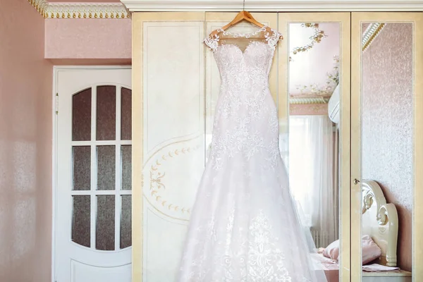 Vestido de casamento branco em uns ombros, antes da cerimônia — Fotografia de Stock