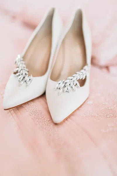 婚礼当天在床单上的新娘鞋 — 图库照片