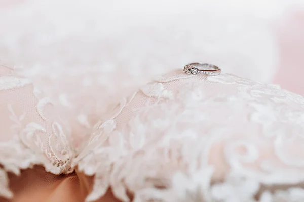 Vestido de casamento branco na folha de cama close-up — Fotografia de Stock