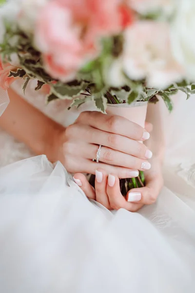 Ramo de flores de boda en las manos de las novias — Foto de Stock