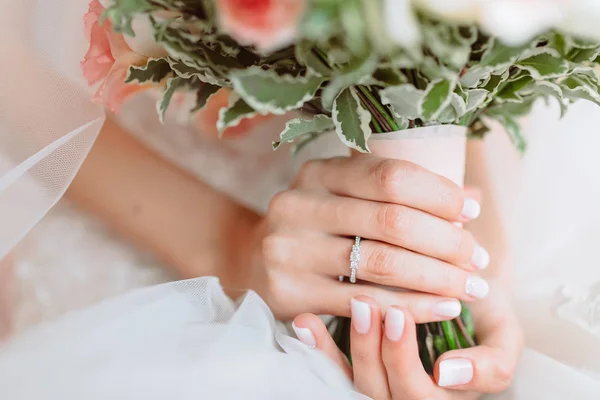 Ramo de flores de boda en las manos de las novias — Foto de Stock