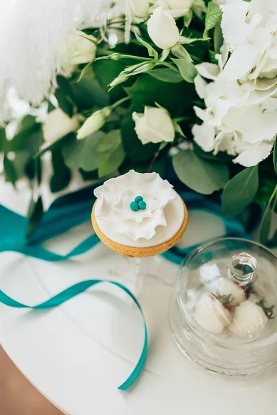 Romantische Blumen und Kuchen auf dem Tisch — Stockfoto