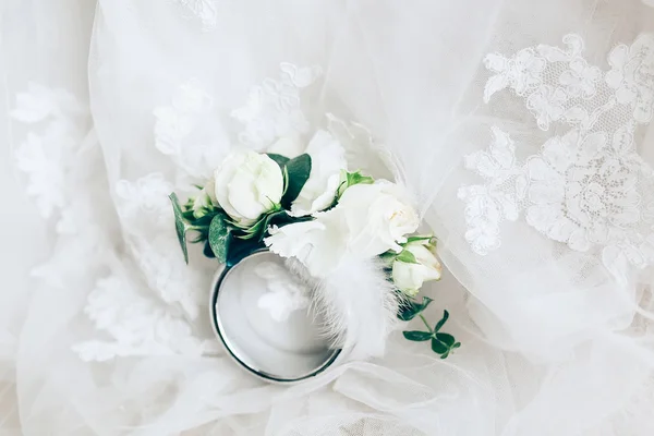 Krásný boutonniere s kroužkem na bílé svatební šaty, closeup — Stock fotografie