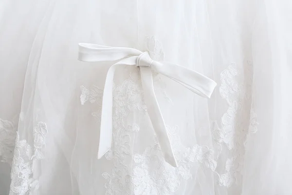 Vacker vit rosett på brudklänning, närbild — Stockfoto