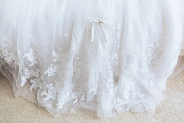 Hermosa boda con dobladillo blanco vestido de arco, primer plano — Foto de Stock