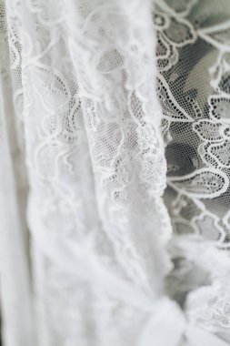 Güzel sabahlığı düğün. Portre, seçici odak.