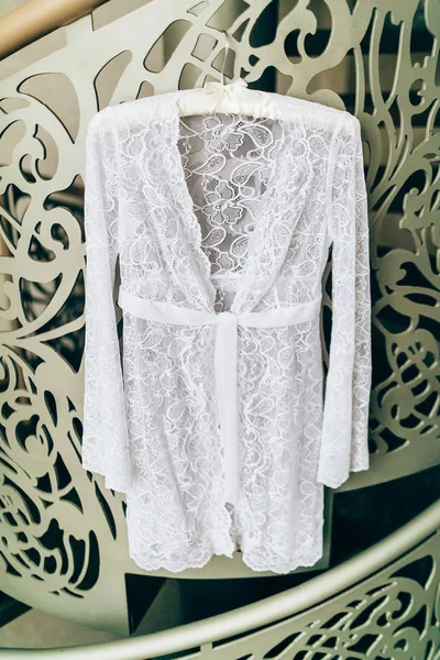 Hochzeit schöne peignoir auf einem Kleiderbügel. Nahaufnahme — Stockfoto