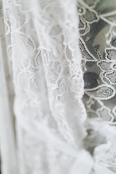 Güzel sabahlığı düğün. Portre, seçici odak.