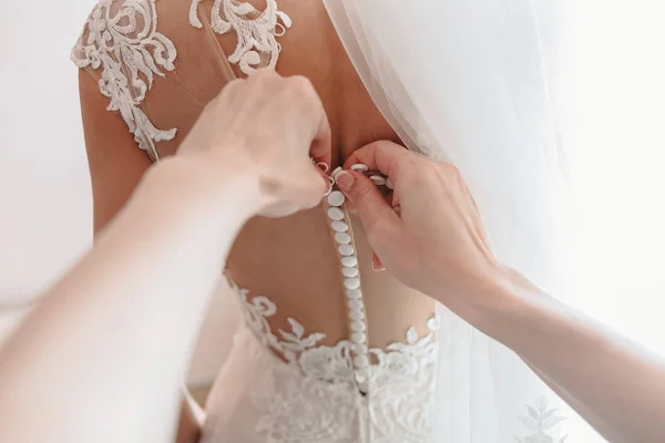 Robe de mariée étant boutonnage. Vue à la première personne . — Photo