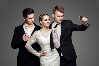 İki yakışıklı erkekler ve güzel gelin, stüdyo