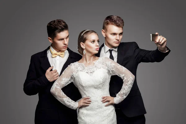 Deux beaux hommes et belle mariée, studio — Photo