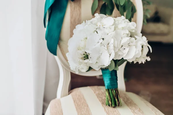 Boeket van witte rozen op de stoel, bruiloft close-up — Stockfoto