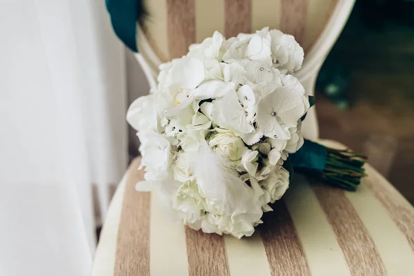 Buquê de casamento de rosas brancas na cadeira, close-up — Fotografia de Stock